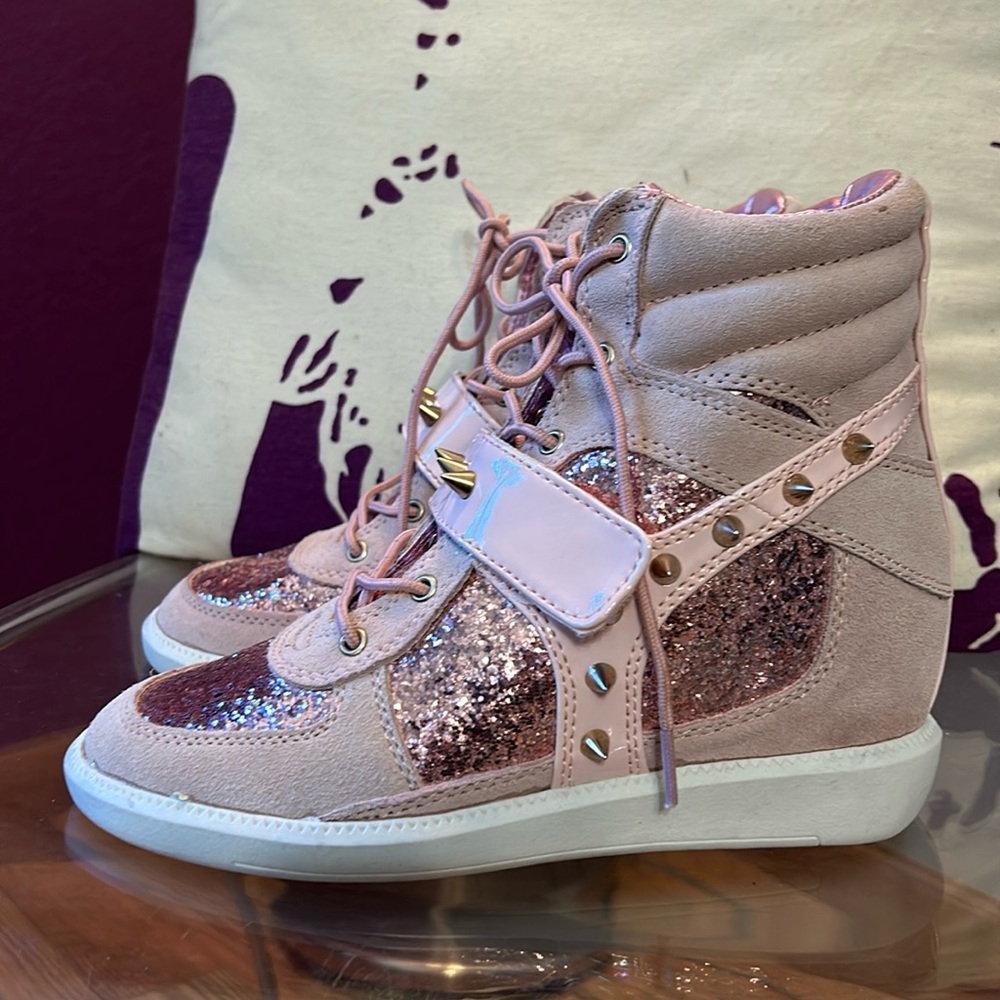 Pink studded booties, sz 6, groove